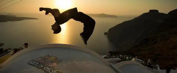Al momento stai visualizzando Red Bull Art of Motion Santorini 2015