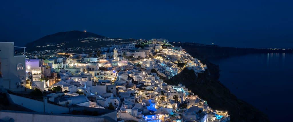 Santorini di notte | la vista di Fira dall'hotel