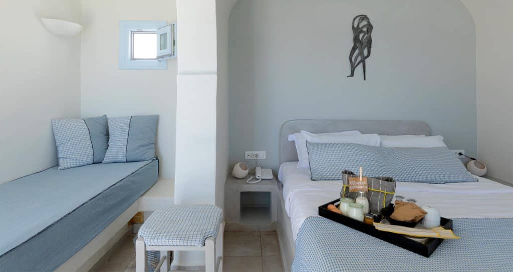 honeymoon jacuzzi suites private balcony santorini bluedolphins sl2