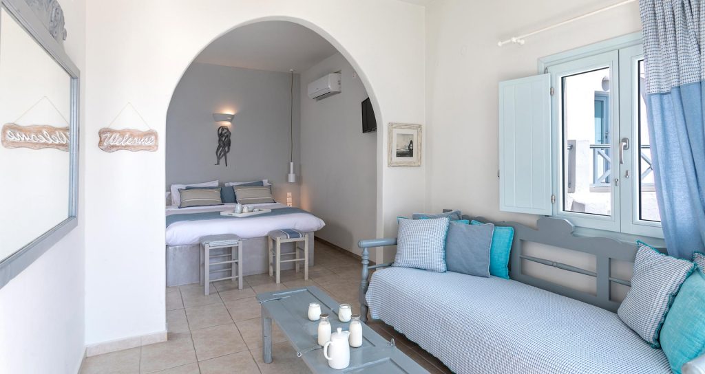romantic suite with private balcony santorini bluedolphins sl2